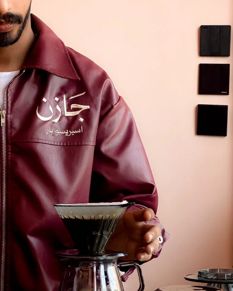 باريستا بجاكيت جَازن يحضّر V60